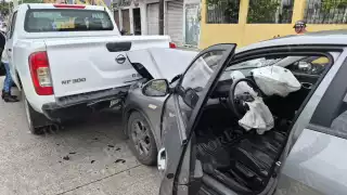 Un choque por alcance se registró en la colonia Benito Juárez la tarde de este martes.