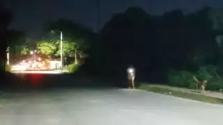 Habitantes de la calle Tomás Aznar caminan con linternas ante la falta de alumbrado público