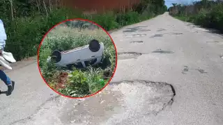 Automóvil vuelca en tramo Hopelchén-Komchén al esquivar baches; exigen reparación urgente