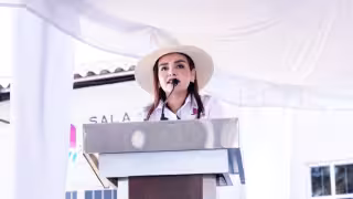 Grecia Quiroz visita el Senado; morenistas gritan en apoyo a Raúl Morón.