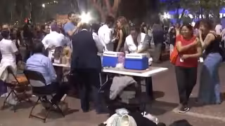 Vacuna nocturna contra sarampión genera largas filas en la CDMX.