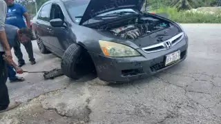 Honda gris sufre avería y queda sobre el camellón en Fátima