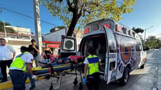Una mujer resultó lesionada tras ser atropellada por un taxi en la colonia Centro de Playa del Carmen