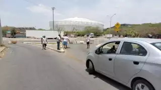 La avenida Circuito Colonias fue cerrada por vecino de Nueva Kukulcán