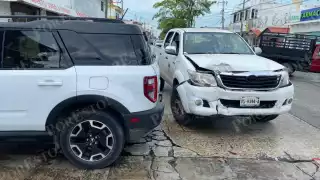 Camionetas chocan en la colonia Morelos y generan fuerte congestionamiento