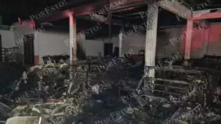 Cortocircuito desata incendio en Champotón; CFE y Cruz Roja atienden emergencia