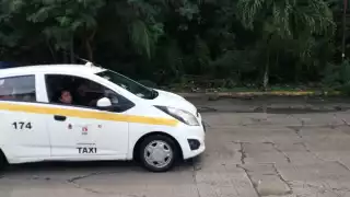 Piden vecinos de la colonia Villas Oxtankah atender de una vez por todas el mal estado de la Avenida Mariano Angulo