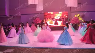 Sin agua ni calles en buen estado, pero con vestidos y playeras nuevas