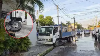Camión de materiales perdió el control y se impactó contra la banqueta en la colonia Morelos.