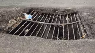 Ciudadanos piden intervención por alcantarilla hundida en Champotón