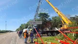 Una empresa nacional comenzó a desmantelar de forma sorpresiva una torre de telefonía frente a la comunidad de Xkuncheil, en el km 24 de la carretera federal.