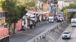 La zona fue acordonada tras el ataque, mientras cuerpos de emergencia y autoridades de seguridad acudieron para atender la situación