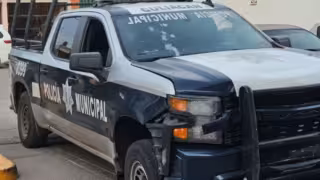 En redes sociales comenzó a circular un video captado por una vecina, en el que se observa a dos menores corriendo por la calle mientras se escuchan disparos