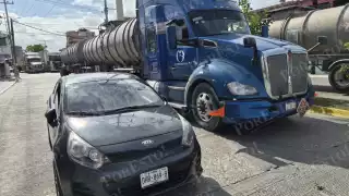 Un automóvil y un tractocamión de doble remolque colisionaron en la colonia Salitral.
