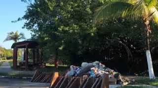 Capitalinos denuncian puntos descuidados en el boulevard Bahía de Chetumal.