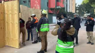 La SGIRPC instaló un Puesto de Mando móvil, desde donde se reciben solicitudes y se brinda atención directa a habitantes de inmuebles aledaños