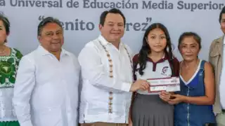 Joaquín Díaz Mena entregó las tarjetas Bienestar en el CBTis 95 de Mérida