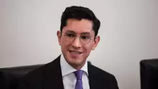 Roberto Velasco es licenciado en Derecho y ha tenido una destacada trayectoria dentro de la Cancillería