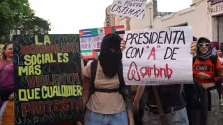 Miles marchan en Mérida durante el 8M.
