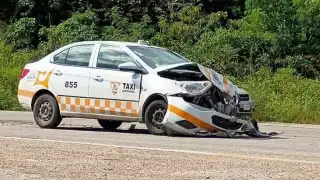 Cuantiosos daños deja percance entre automóvil particular y taxi del Suchaa en aduana Santa Elena