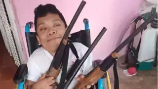 Jerald Ac Congo esculpe en madera, a pesar de padecer una enfermedad que limita su movilidad