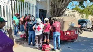 Un choque entre un pochimóvil y una motocicleta dejó tres hombres lesionados en el fraccionamiento Mundo Maya.