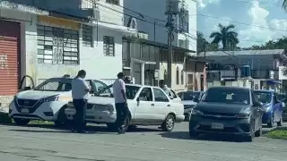 Choca automóvil particular con taxi en una avenida, donde anteriormente los colonos habían expresado la falta de señalética