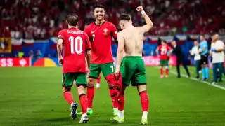 Cristiano Ronaldo festeja junto a Bernardo Silva y Francisco Conceicao