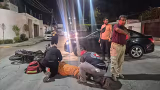 El motociclista terminó tendido sobre el pavimento tras ser impactado.