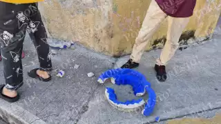 Figura de concreto cayó desde una vivienda en el Centro de la ciudad.