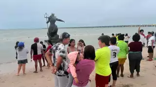 Habitantes de Yucatán visitaron la estatua de Poseidón en Progreso