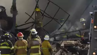 Tras el desplome, equipos de Protección Civil, bomberos y paramédicos acudieron al punto del siniestro