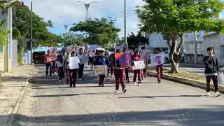 Alumnos de la Secundaria General 04 realizaron un desfile para concientizar sobre la violencia contra mujeres y niñas.