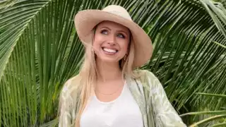 Superholly ha sido criticada por sus videos promoviendo la venta de terrenos en la costa de Yucatán