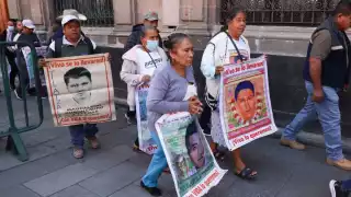 La presidenta Claudia Sheinbaum recibió en Palacio Nacional a los padres de estudiantes desaparecidos de Ayotzinapa