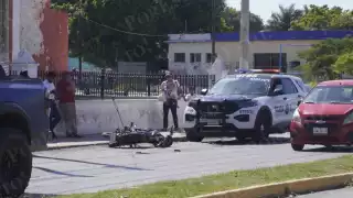 Motociclista resulta herido tras ser impactado por un automovilista que realizó un corte de circulación.