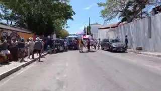 La enorme fila ha provocando que los votantes se queden debajo del Sol