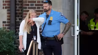 De acuerdo con la policía, el atacante se aproximó por un costado del edificio y abrió fuego con un rifle a través de las ventanas