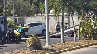 Auto termina dentro de una vivienda tras chocar con un motociclista