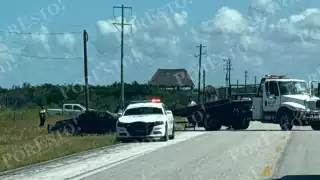 Pierde el control de su camioneta y termina fuera de la carretera entre Isla Aguada y Sabancuy