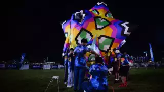 Preparativos del primer globo de cantoya en ser elevado