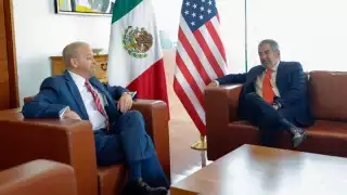 A su llegada a México el embajador Ronald Johnson tuvo un encuengtro coin el canciller, Juan Ramón de la Fuente