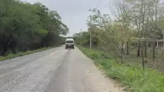 Pasajeros de una combi roja con blanco fueron asaltados por dos hombres armados