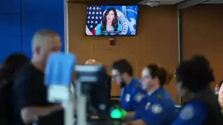 El nuevo reglamento abarca a todos los no ciudadanos, incluidos quienes tienen visa