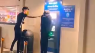 Maniquí abandonado en cajero ocasiona largas filas en la madrugada