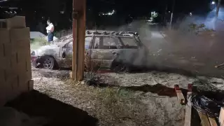 Vehículo se consume en su totalidad