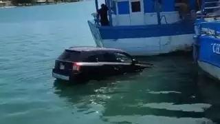 La camioneta quedó en el mar frente al puerto de abrigo de Progreso