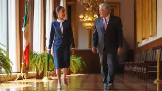Claudia Sheinbaum y Andrés Manuel López Obrador recorren Palacio Nacional