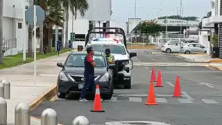 El automovilista se estacionó en zona de ascenso y descenso, lo que obstruyó la vialidad