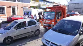 Familia resulta afectada tras choque en barrio de la Ermita